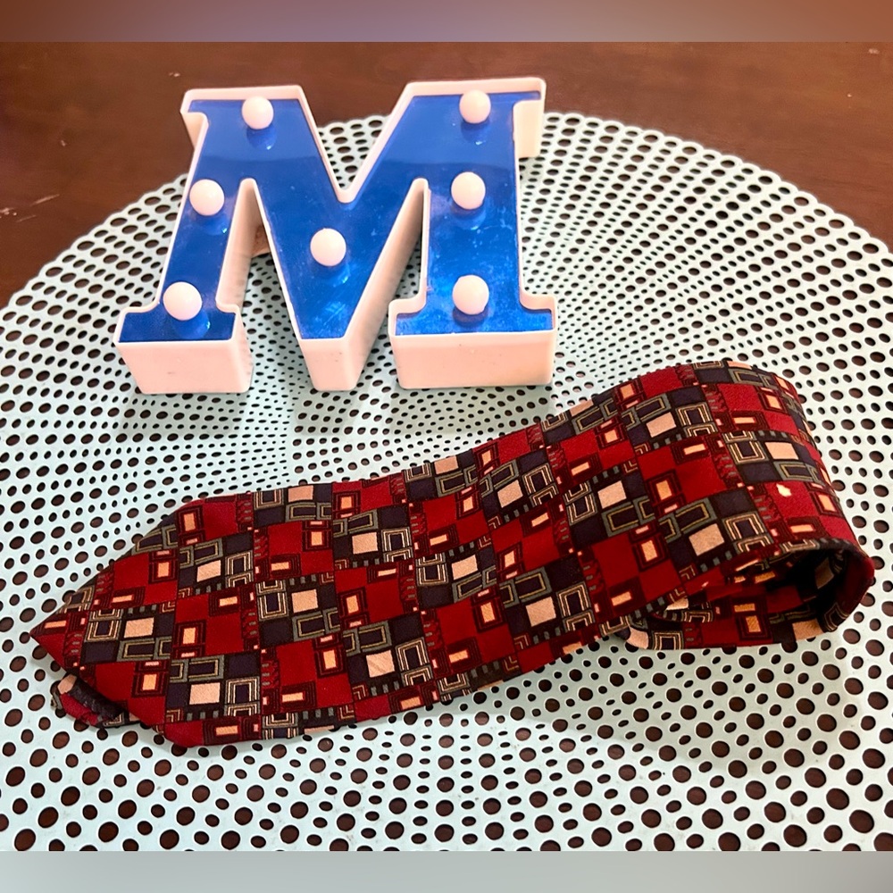 Boxelder Frank Lloyd Wright Shadow Block Silk Tie, Pre-owned, Geometric Print